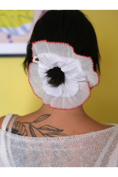 LoomaLoop Kırmızı Kenar Detaylı Beyaz Kumaş Scrunchie Tasarım Şık Topuz Tokası