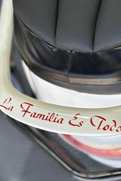 Banxtre ملصق La Familia Es Todo (العائلة هي كل شيء) للسيارة والخوذة (20 سم)