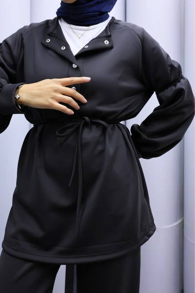 onlymoon Siyah Scuba Kumaş Tesettür Alt Üst Takım – Yüksek Bel Çift Cepli Pantolon & Çıtçıt Yaka Üst