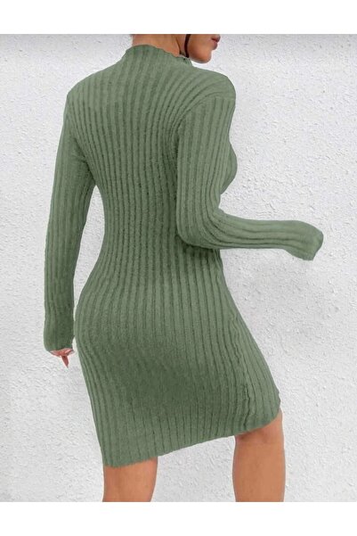 AlanTeks Mini rochie strânsă cu guler înalt și detaliu cu fante, cu nasturi