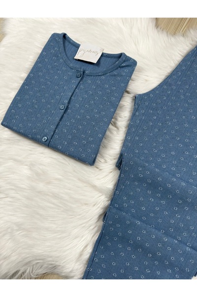 Pijamacs Mavi Üzeri Beyaz Çiçek Desenli Ajurlu/Delikli Önden Düğmeli Uzun Kol Pijama Takımı