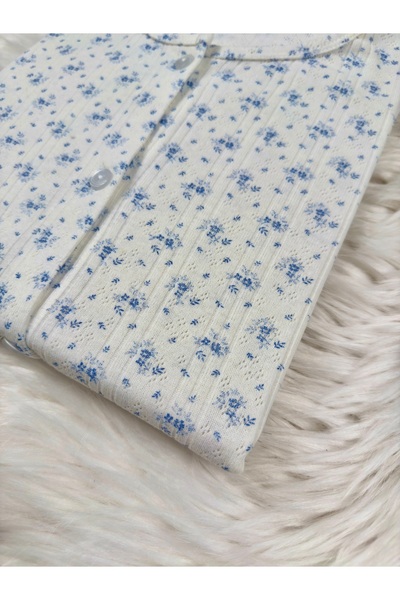 Pijamacs Beyaz Üzeri Mavi Çiçek Desenli Ajurlu/Delikli Önden Düğmeli Uzun Kol Pijama Takımı