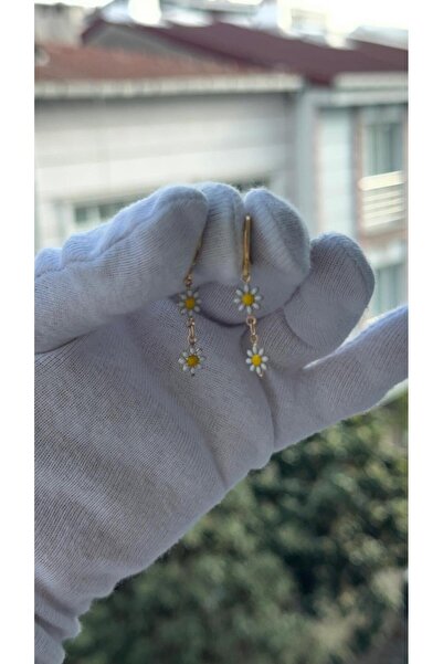 charmove ile kendinizi şımartın Kadın Sallantılı Gold Renk Papatya Model Küpe