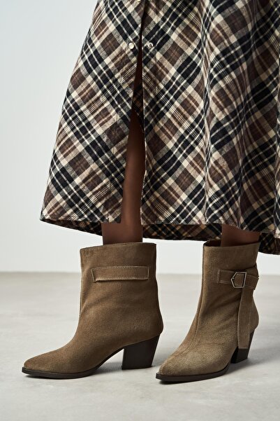 NİŞANTAŞI SHOES Bloom Rome Bej Süet Hakiki Deri Sivri Burun Kalın Topuklu Kemer Detay Kadın Bot