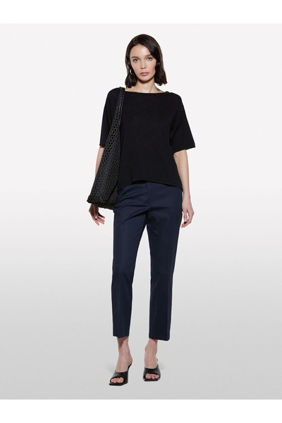 Sisley Γυναικείο μπλουζάκι από λινό μείγμα με λαιμόκοψη oversized Μαύρο μπλουζάκι - 325P105GM106H