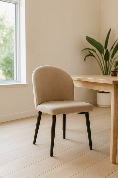 MARIA HOMES كرسي طعام من القماش البيج، كرسي عصري منجد بظهر منحني مع أرجل معدنية سوداء لغرفة الطعام