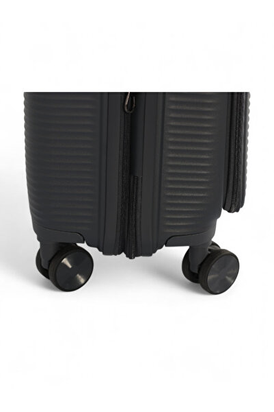AVIATOR 20-inch shatterproof polypropylene suitcase with double wheels from the brand
