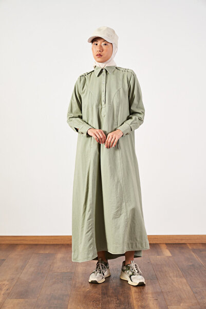 Mevra قصة فضفاضة فستان طويل من قماش الدنيم بأزرار وياقة مزينة بحزام كاجلا