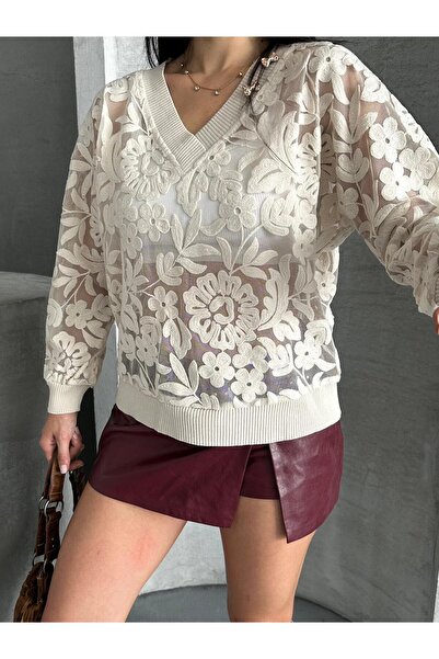 aytenli Διαφανής τραγανή μπλούζα με ανάγλυφο έθνικ μοτίβο σε σχήμα V και αξεσουάρ μικρού γιακά