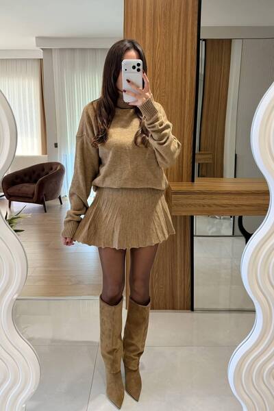 zibayi Bej Triko Mini Etekli Takım | Boğazlı Oversize Kazak & Pileli Mini Etek