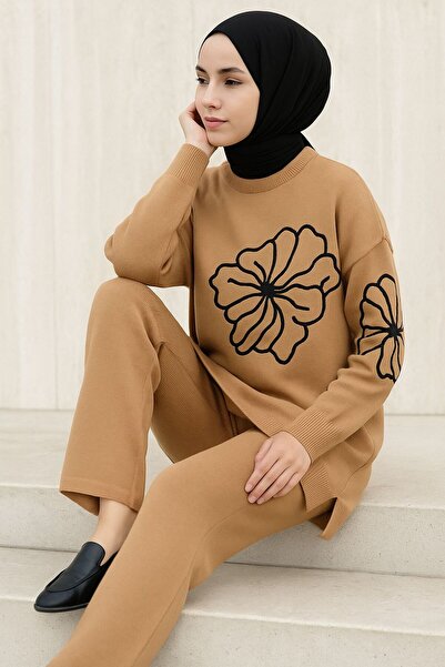 MAY MARA Flower Appliqued 2-Piece Blouse and Pants Tricot Suit