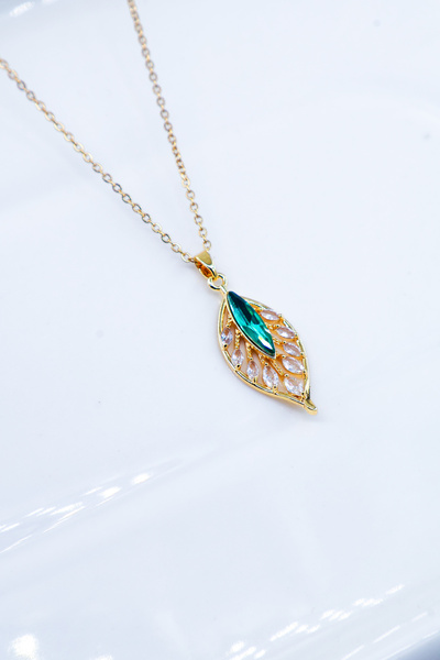 DlaraJewelry قلادة نسائية على شكل ورقة شجر مرصعة بحجر الزركون بلون الزمرد |  ...
