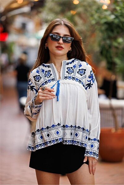 Miss Boheme سترة بوهيمية مطرزة باللون الأبيض