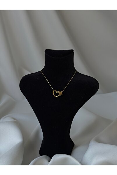 NB STEELORA قلادة على شكل حرف من الفولاذ باللون الذهبي مع تفاصيل على شكل قلب