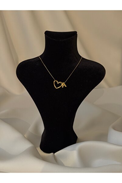 NB STEELORA قلادة على شكل حرف من الفولاذ باللون الذهبي مع تفاصيل على شكل قلب