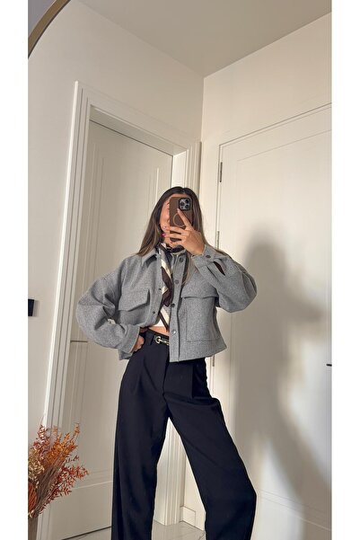 Solie سترة رمادية اللون مع أزرار معدنية