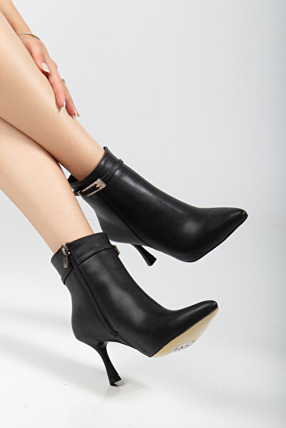 FYD SHOES TAŞ TOKA DETAYLI SİVRİ BURUNLU KADIN BOT