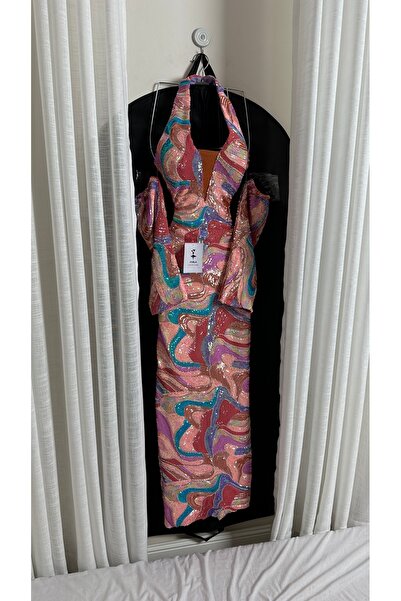 Onila Mona's elegant and luxurious embroidered evening dress