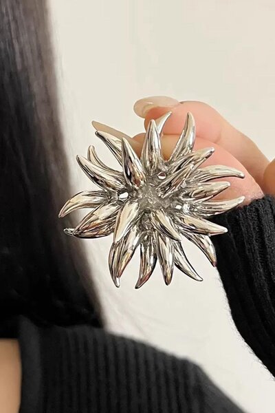 TAKIŞTIR أقراط فضية اللون على شكل زهرة (زوج)