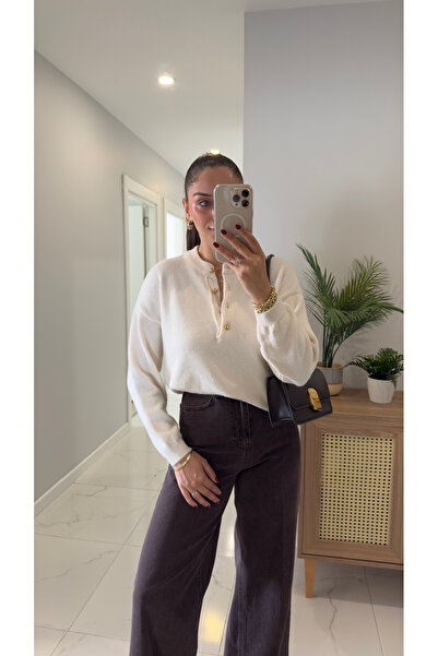 BİRCANÇİL Jelly Cream Gold Button Detailed Knitwear