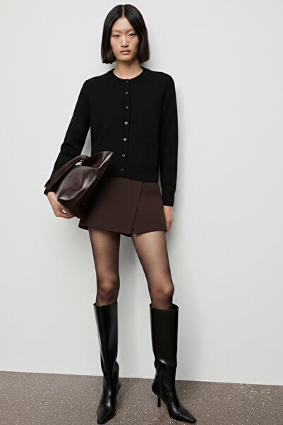 Eazy Co سترة تريكو نسائية سوداء بياقة دائرية وأزرار من EazyStudio+