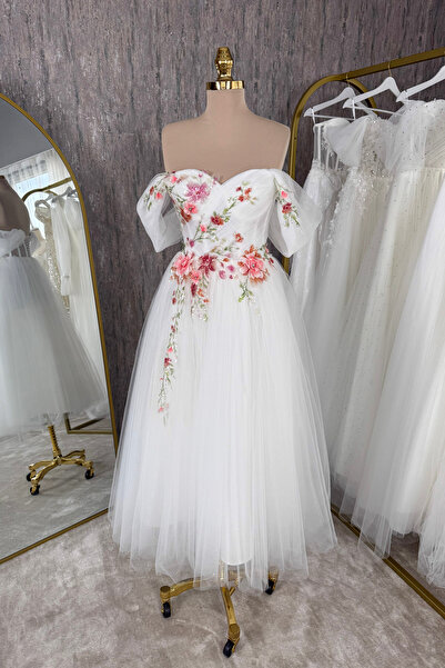 Lenta Moda Beyaz Drapeli ve Renkli Üç Boyutlu Dantel Kaplama Midi Boy Abiye ve Gece Elbisesi