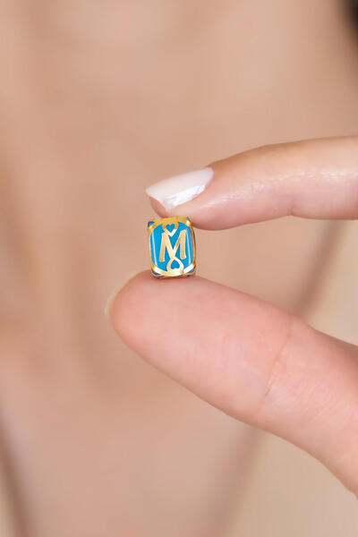 AMES GOLD KUYUMCULUK 14 Ayar Altın M Harfi Işıltısı Mavi Boncuk Charm