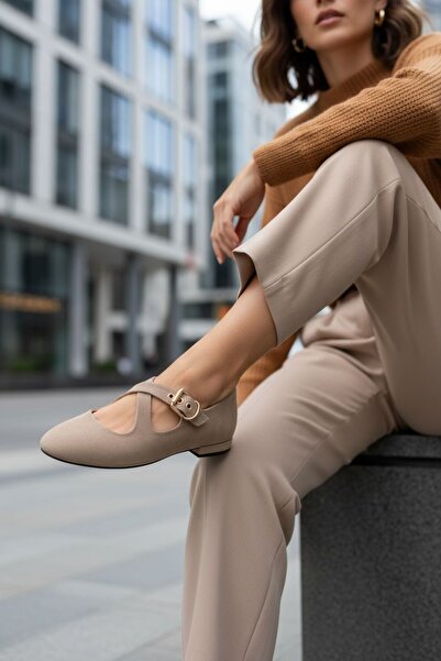 M&B Suede flats offering elegance all day long with their elegant design and comfortable structure. sizes between 36 and 43.