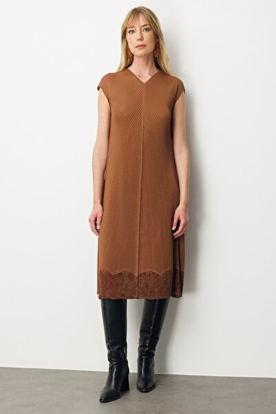 Ekol Eteği Dantel Detaylı Akordiyon Kumaş Elbise