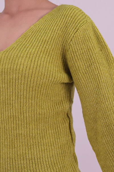 armonika Γυναικείο πλεκτό φόρεμα με λαδί πράσινο λαιμόκοψη και σχισμένο άκρο ARM-26K136008