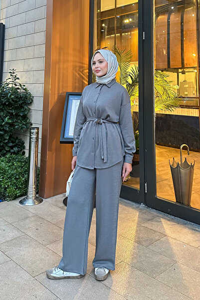 LOCCO Γυναικείο κοστούμι με λεπτομέρεια από σμάλτο με δέσιμο στη μέση σε γκρι χρώμα