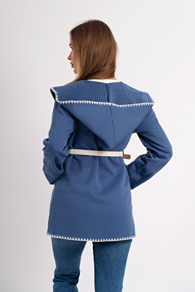 Oq JACHETĂ CU CAPUCĂ, DETALII CU CUSATURI, CU CENTURĂ ȘI CU CEPLI PE INTERIOR DIN LÂNĂ