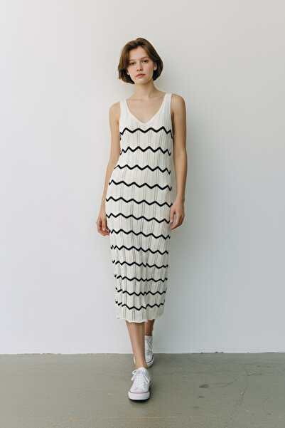 NEWCO Μαύρο και άσπρο φόρεμα με λαιμόκοψη σε σχήμα V με πλεκτό σχέδιο ζιγκ-ζαγκ με επένδυση με λουράκια Bodycon Midi/Maxim