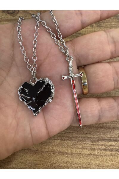 Herşey Nota Siyah Gotik Kalp ve Kırmızı Kılıç Figürlü Haç İkili Kolye – Unise...