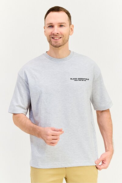 BLANK ESSENTIALS تي شيرت رجالي بشعار العلامة التجارية بأكمام قصيرة ورقبة دائر...