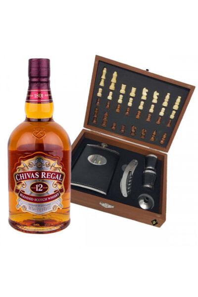 velve Set cadou VLV pentru bărbați, cutie tip tablă de șah cu whisky Chivas Regal 12 ani 700 ml