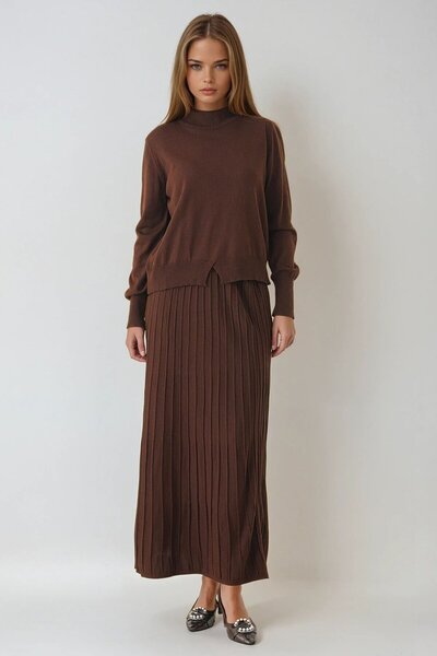 VAGGON Half Turtleneck Sweater and Midi Length Pleated Skirt Set