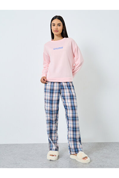 Styli Cosy Mode Slogan T-Shirt and Check Pyjama Set