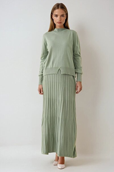 VAGGON Half Turtleneck Sweater and Midi Length Pleated Skirt Set