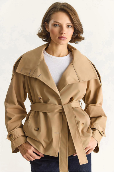 MODAMERSİ Women's Tan Mock Neck Belt Detailed Lined Short Trench Coat