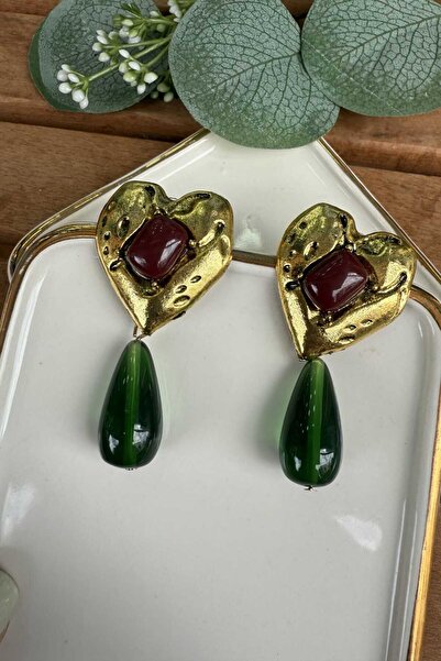 My Joyas Design أقراط على شكل قلب منقوشة، مرصعة بالأحجار الخضراء