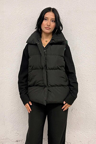 MİSSKAYLE Μαύρο φουσκωτό γιλέκο με πράσινη επένδυση