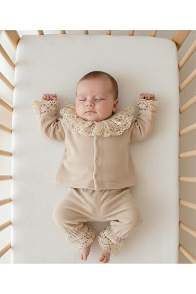 P&H BABYWEAR طقم أطفال مخملي بتفاصيل دانتيل
