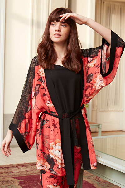 Stylish طقم غاية الفخامة مكون من ثلاث قطع بتوب أسود مزين بأطراف من الدانتيل الناعم ورداء وبنطال