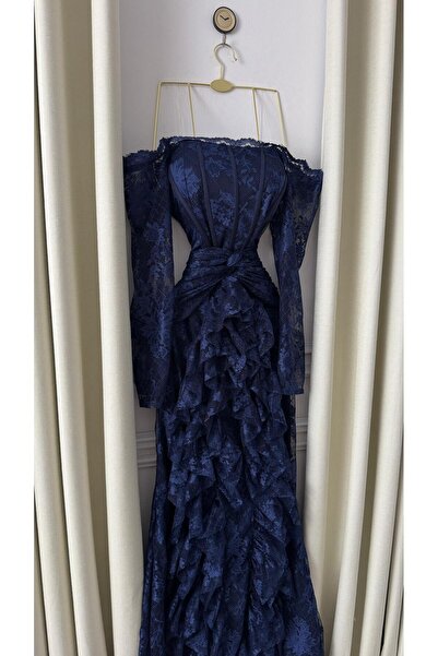 hind fashion Luxurious chocolate-colored off-the-shoulder evening dress