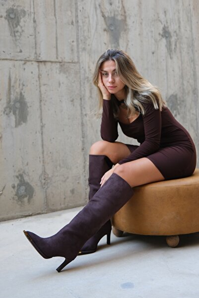 LuviShoes Γυναικείες μπότες με τακούνι LEXA καφέ σουέντ με χρυσή λεπτομέρεια με μυτερή μύτη