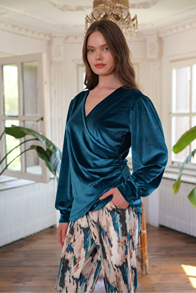 İPEKMOOD بدلة مخملية بلون البترول مع تفاصيل دانتيل على الظهر