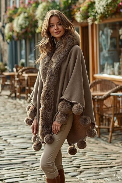 LAGRANZE Nordic Grace Pompom Poncho Shawl