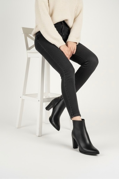 TOPUKSESİM Kaymaz Taban Siyah Renk Suni Deri Kalın Topuklu Bot (9 CM )