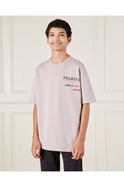 REDTAG تي شيرت رمادي كبير الحجم للأولاد الكبار بطبعة مقاتل أنمي